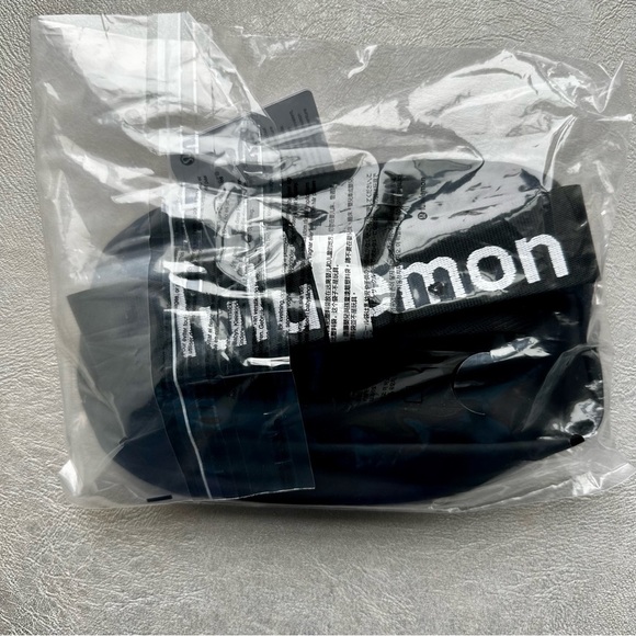 Lululemon Everywhere Belt Bag 1L Black/White Brand New - Picture 9 of 15